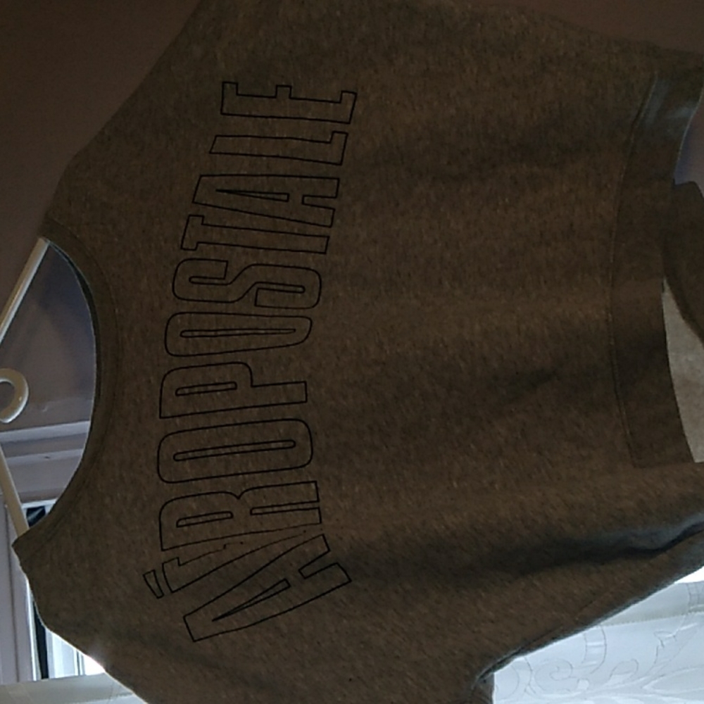 A gray crop top aeropostle x large sweat shirt